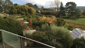 Ein Wohngebiet mit Garten, Solaranlage und einem Bereich für gemeinschaftliche Nutzung.