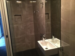 Secador de cabelo, toalhas de banho, sabonete, shampoo