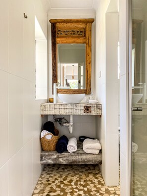 Haartrockner, Handtücher, Shampoo, Toilettenpapier