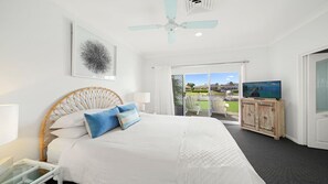 3 bedrooms, iron/ironing board, Internet, bed sheets - Hibbard Waterfront Escape - 46 Hibbard Dr (PORT MACQUARIE)
