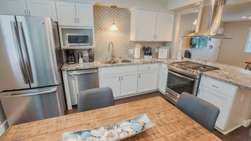 Micro-ondes, lave-vaisselle, cafetière/bouilloire