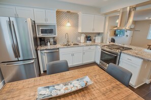 Microwave, dishwasher, coffee/tea maker, cookware/dishes/utensils - Room for Everyone, Block from the Beach (Pismo Beach)