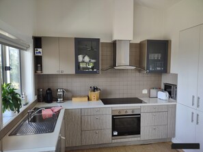 Een koelkast, een magnetron, een oven, een kookplaat