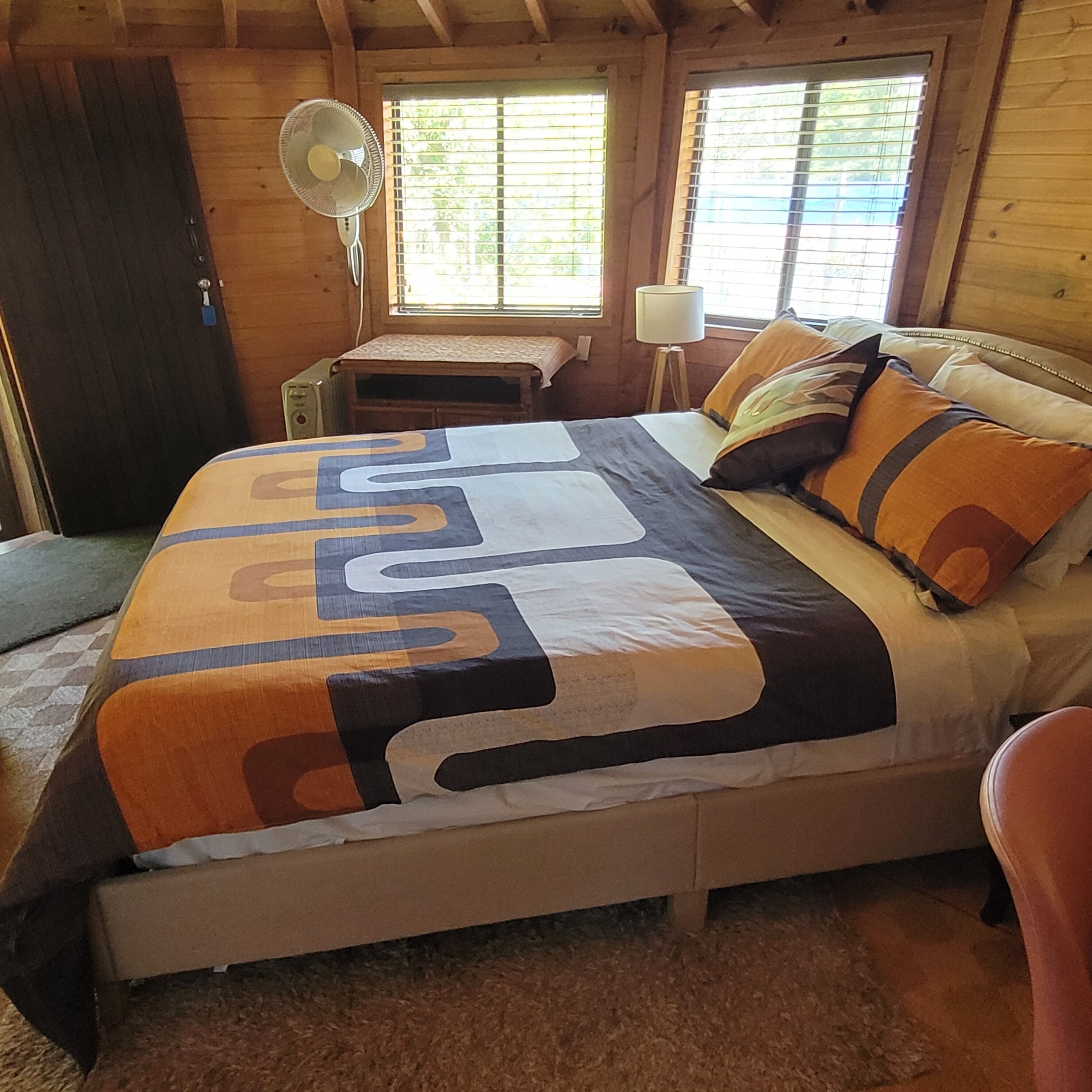 Tabla de planchar con plancha, wifi gratis y ropa de cama 