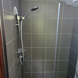Ducha, secador de pelo, toallas y jabón