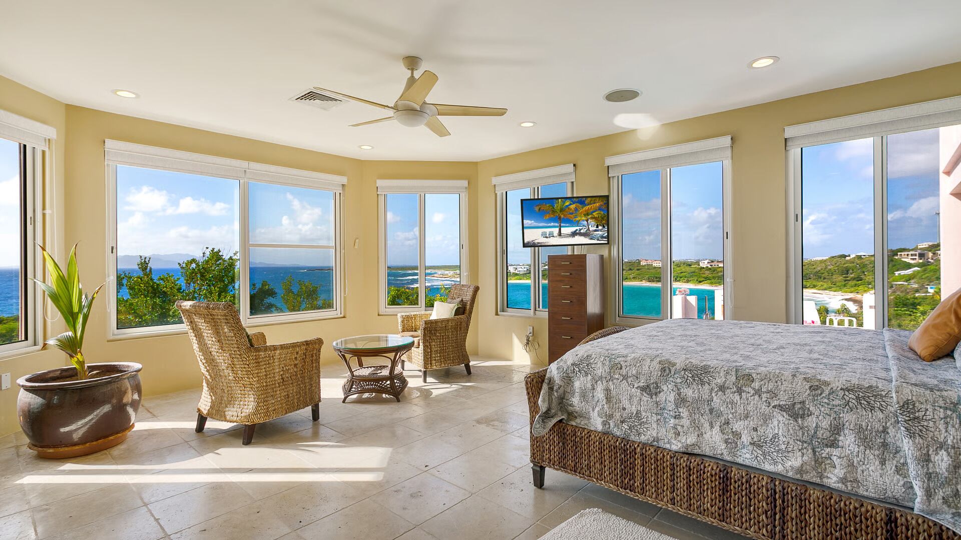 5 quartos, escrivaninha, ferros/tábuas de passar roupa, berço de viagem