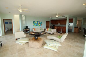 Älytelevisio, DVD-soitin, musiikkikirjasto, videokirjasto