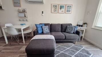 TV, DVD-spiller, bøker og filmbibliotek