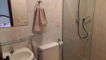 Secador de cabelo, toalhas de banho