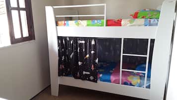 3 quartos, ferros/tábuas de passar roupa, acesso à internet