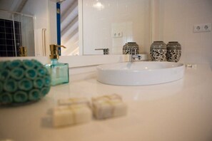 Serviettes fournies, savon, papier toilette