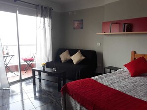 1 Schlafzimmer, Schreibtisch, schallisolierte Zimmer