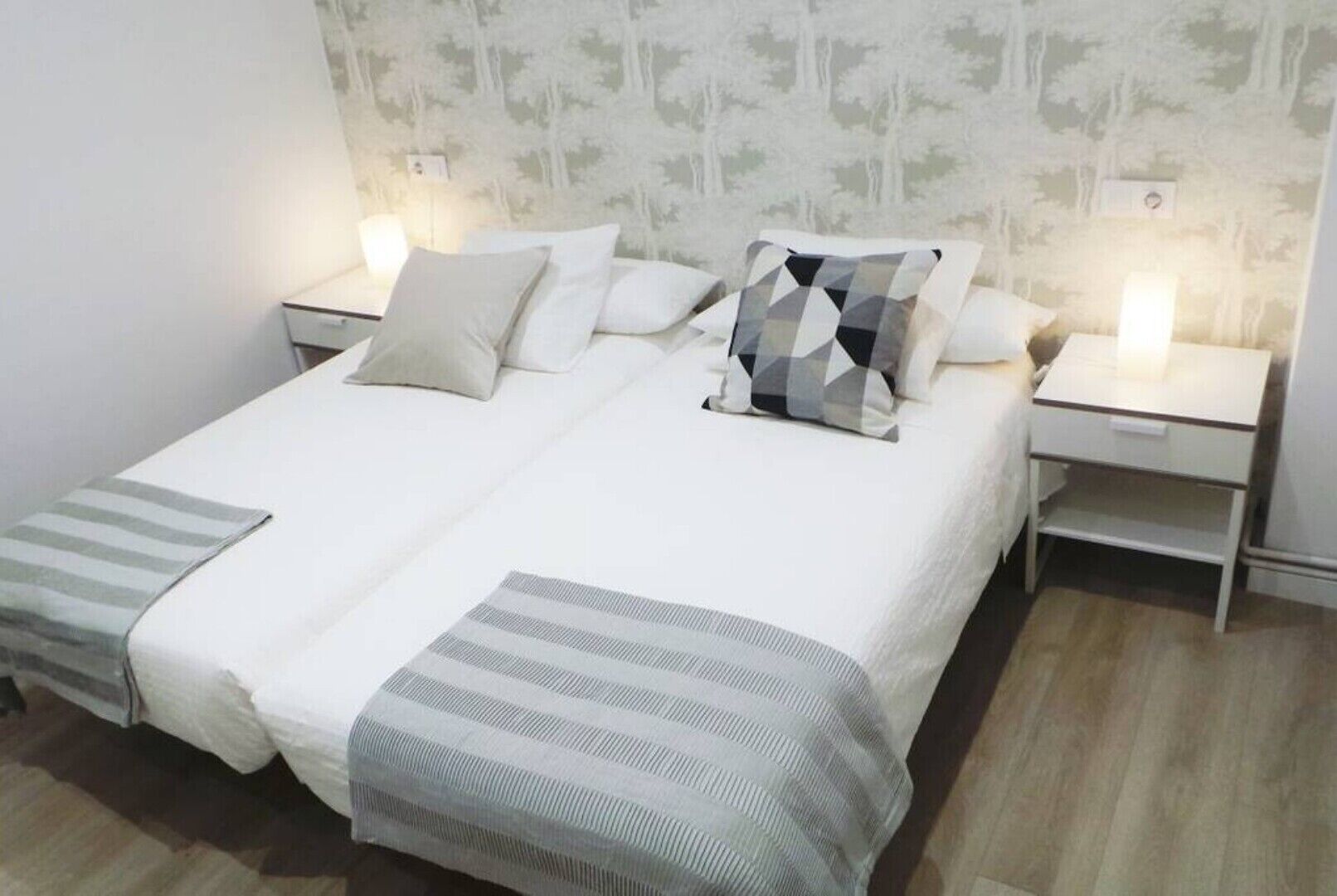 4 habitaciones, escritorio y tabla de planchar con plancha 