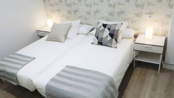 4 habitaciones, escritorio y tabla de planchar con plancha