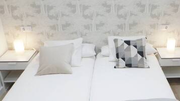 4 slaapkamers, een bureau, een strijkplank/strijkijzer, reisbedje