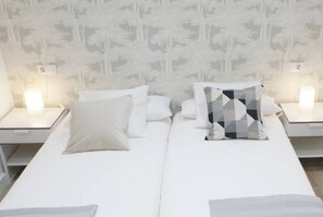 4 slaapkamers, een bureau, een strijkplank/strijkijzer, reisbedje