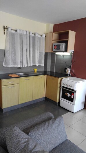 冰箱、微波炉、烤箱、电热水壶