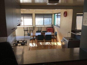Frigorífico, microondas, horno y placa de cocina