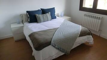 4 habitaciones, tabla de planchar con plancha, wifi y ropa de cama