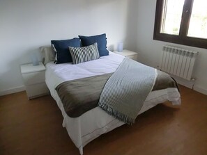 4 makuuhuonetta, silitysrauta/-lauta, Wi-Fi, vuodevaatteet