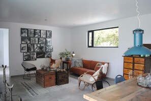 TV connectée, lecteur de DVD, livres, chaîne hi-fi