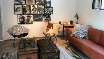 Smart-tv, een dvd-speler, boeken en een stereo