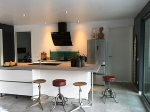 Réfrigérateur, four à micro-ondes, un four, surface de cuisson