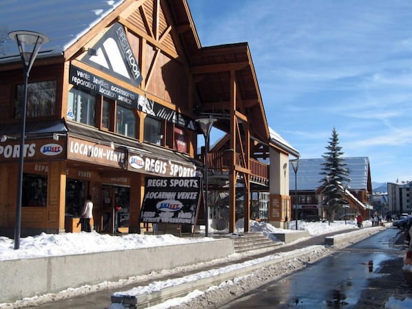 A wooden building with signs for 'REGIS SPORTS' and 'SKISER'.