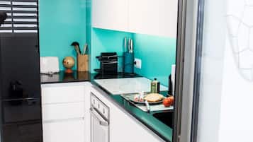 Fridge, oven, stovetop, dishwasher