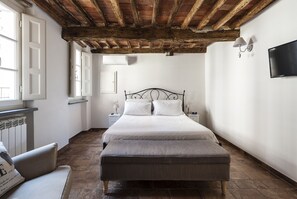 1 غرفة نوم ومكتب وتجهيزات عازلة للصوت ومكواة/لوح كي