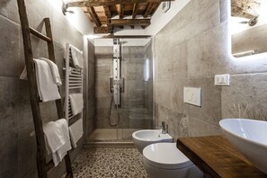 Doccia, vasca idromassaggio, asciugacapelli, accappatoio