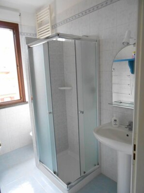 Regadera, secadora de cabello, bidet, papel de baño