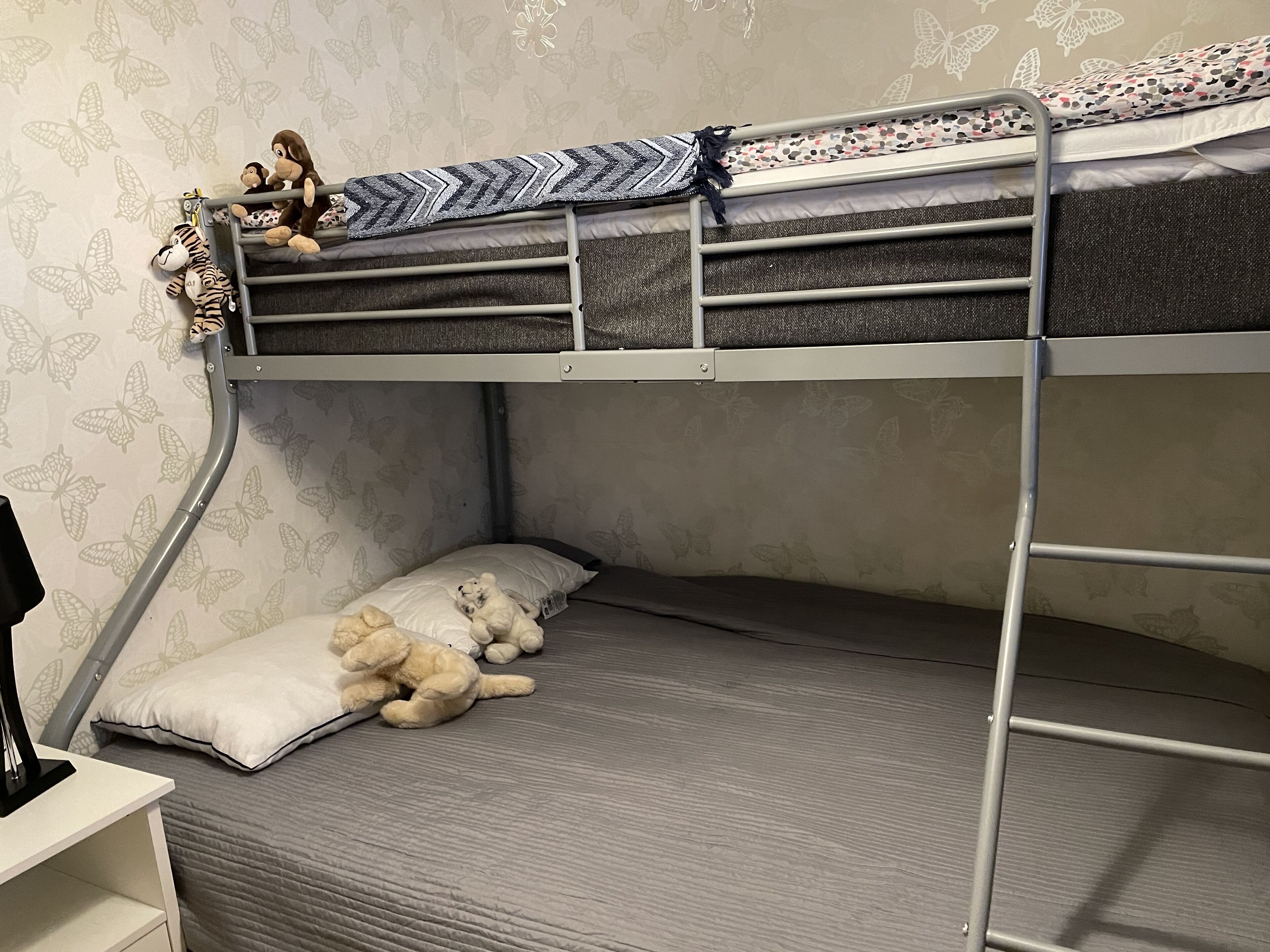 3 habitaciones, insonorización y tabla de planchar con plancha 