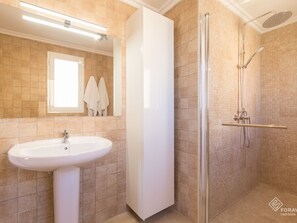 Badewanne, Haartrockner, Handtücher