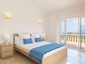 4 slaapkamers, een strijkplank/strijkijzer, internet, beddengoed