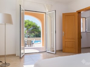 4 habitaciones, tabla de planchar con plancha, internet y ropa de cama 