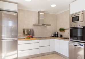 Een koelkast, een microgolfoven, een oven, een vaatwasser