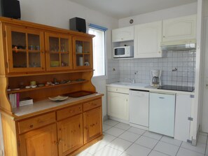 Geladeira, micro-ondas, cooktop, lava-louças