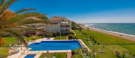 حمّام سباحة خارجي، حمّام سباحة مُدفَّأ