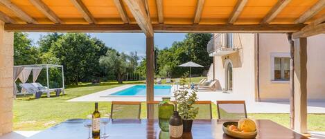 屋外ダイニングエリア