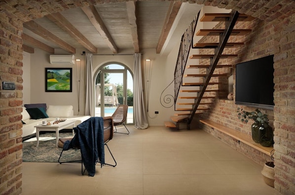 TV, fireplace, stereo