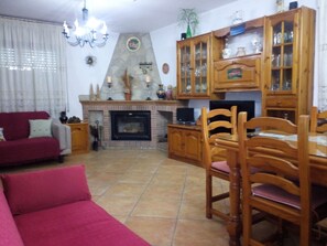 Fernseher, Kamin, DVD-Player, Stereoanlage