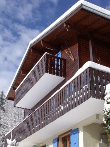 Chalet agréable qui a tout le confort pour dix personnes.