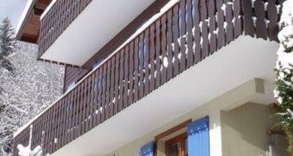 Chalet agréable qui a tout le confort pour dix personnes.