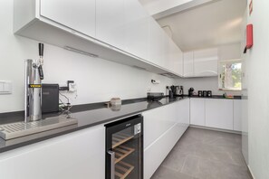 Frigorifero, microonde, forno, piano cottura