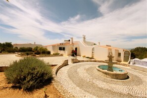 Property grounds - Beautiful Spacious Villa With Private Heated Pool, Sea and Mountain Views (Carvoeiro)
