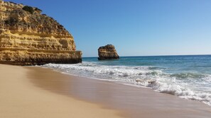 Una spiaggia nelle vicinanze, teli da spiaggia