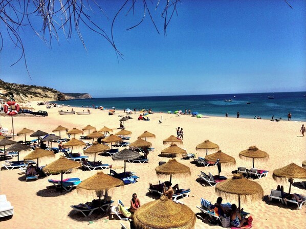 Playa en los alrededores y toallas de playa