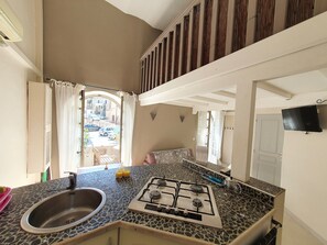 Fridge, microwave, stovetop, coffee/tea maker