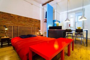 Escritorio, tabla de planchar con plancha, wifi gratis y ropa de cama 